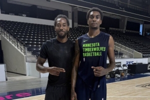 切磋技藝??自媒體曬今日萊昂納德和麥丹訓(xùn)練照