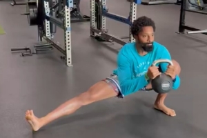 上點難度！丁威迪休賽期力量訓練 拿著壺鈴左右兩側(cè)下蹲拉伸