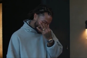 羅斯得知自己將被公牛退役球衣后情緒激動(dòng)&兩次擦拭淚水