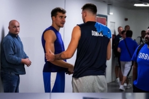 焦點(diǎn)大戰(zhàn)！東契奇與博格丹熱身賽前擁抱致意互相交流