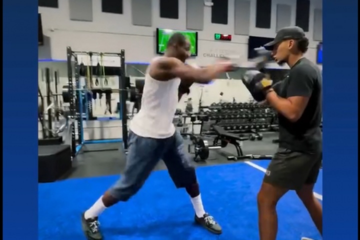 防一手追夢(mèng)！庫明加繼續(xù)曬訓(xùn)練 但今天練的是拳擊