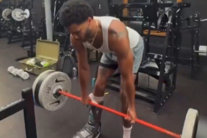 夠拼的！塔圖姆恢復(fù)上肢力量訓(xùn)練 腳上還踩著保護(hù)靴呢