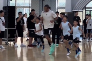 樂在其中！戈登化身訓練營教練耐心指導小球員 送大帽&一起做游戲