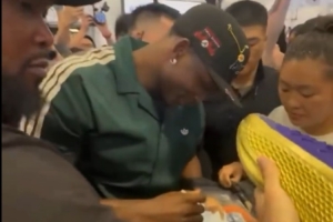 被圍得水泄不通！愛德華茲中國行給球迷簽名