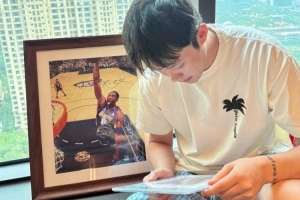 有老科的簽名！丁彥雨航社媒分享與科比相框合影：Kobe 生日快樂