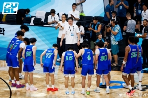 半決賽不敵清華男籃 白鷗大學(xué)球員賽后走到清華替補(bǔ)席鞠躬致敬