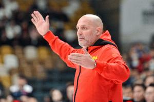 媒體人:高大鋒線處理球是歐洲經(jīng)典打法 但男籃側(cè)翼達(dá)不到喬帥要求