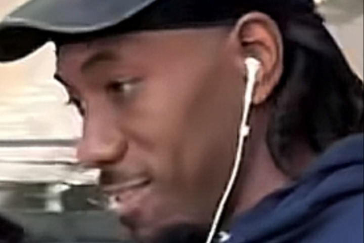 他笑了！網友機場偶遇小卡 小卡沖他點頭微笑