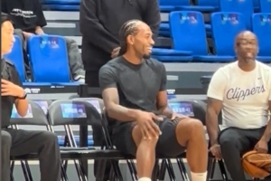 一改比賽中的嚴(yán)肅！萊昂納德和隨行人員交流場上情況 有說有笑