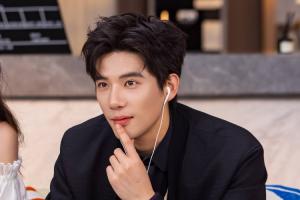 專業(yè)！王安宇現身華子中國行現場??大秀搶板一條龍+扣籃