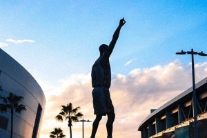 湖人官推分享球隊(duì)主場外科比雕像：曼巴永恒