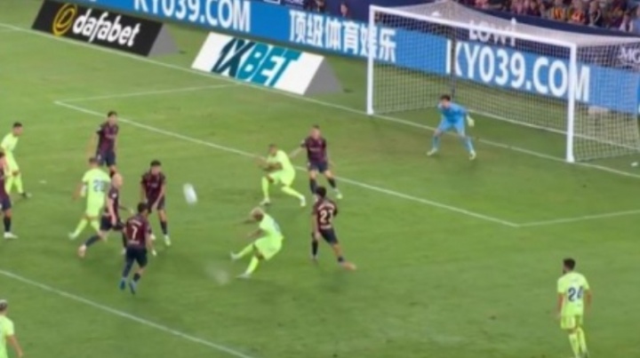 踢水球??亞馬爾禁區(qū)撞墻后射門踢呲直奔邊線，腳下濺起一灘水花