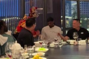 全新體驗(yàn)！萊昂納德用手近距離感受變臉 展現(xiàn)招牌機(jī)器人笑容