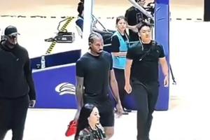 手癢了想練練？萊昂納德提著球鞋抵達(dá)球館并在場邊觀看比賽