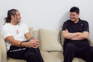 每個(gè)中國(guó)行的球星都來找大姚??！媒體人曬阿隆-戈登和姚明的合照