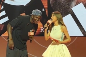 周玲安曬華子中國行花絮：華子上海話八級 王安宇現(xiàn)場秀球技??