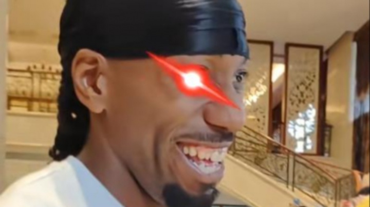 這不熱巴嗎？狂熱球迷被好友及時攔截 頭巾小卡笑嘻了