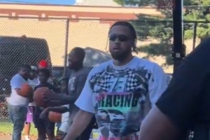 輕松寫意！康寧漢姆一身休閑裝在公園打野球 背身單打拋投進筐