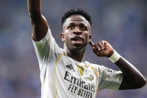 維尼修斯社媒曬照慶祝勝利，姆巴佩點(diǎn)贊評(píng)論：BIG 7