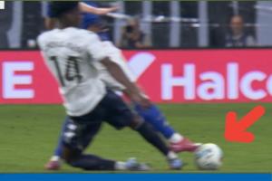 這球是犯規(guī)嗎？姆巴佩進(jìn)球后，奧維耶多抗議瓊阿梅尼鏟球犯規(guī)未判