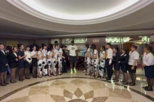 頭套卡！萊昂納德和酒店工作人員羞澀合影