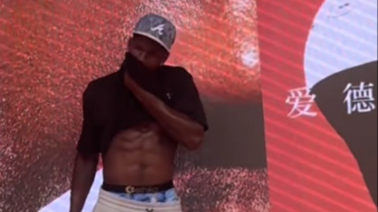 這身材炸裂??愛德華茲活動期間不經(jīng)意漏出雕刻版的腹肌