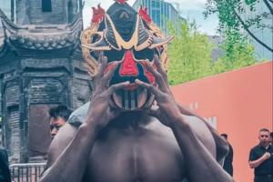 暢游成都太古里！華子戴著戲劇趙云面具赤裸上身與球迷親切握手