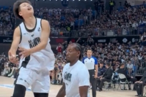 中國小將領(lǐng)教一下兩屆DPOY的防守！張文杰突破上籃 小卡精準(zhǔn)切球