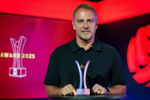 官方：弗里克榮獲2025年圖片報(bào)年度最佳教練獎(jiǎng)