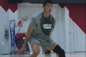 永不放棄最初的目標！崔永熙最新康復(fù)訓(xùn)練視頻 左腿佩戴護膝