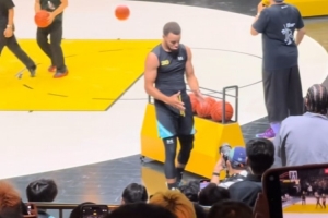 彈道偏左！庫里中國行期間投三分 罕見連續(xù)四次打鐵