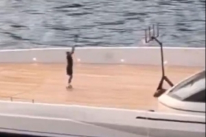 下家仍未定！威少在一艘游艇上打籃球 好不愜意