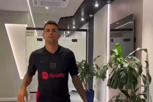 時尚穿搭，坎塞洛身穿巴薩球衣抵達(dá)利雅得新月訓(xùn)練場