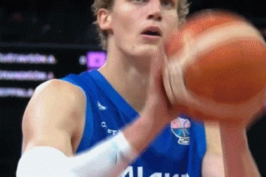 喝大了？球迷干擾馬卡罰球成功后 踉蹌撞向了場邊的女工作人員