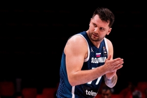 盡力局！東契奇屢遭包夾穩(wěn)定輸出 18罰17中空砍34分4板9助5斷2帽