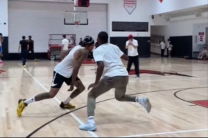 干貨教學(xué)局！拉文&馬克西&烏布雷休賽期高強度1V1單挑訓(xùn)練