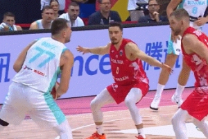 撤步超遠三分一箭穿心！東契奇做下壓手勢霸氣慶祝