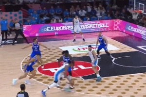 希臘怪獸！字母哥連續(xù)強吃 大長臂舉球攻筐反扣+放籃