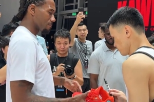 李觀洋社媒曬與小卡同場(chǎng)競技視頻：很難描述他張開手防守時(shí)多夸張