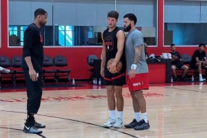 謝潑德的暑期特訓(xùn)！范弗里特和小謝一起訓(xùn)練 不忘指點(diǎn)一番