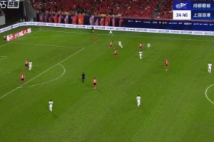 扳回一個(gè)！李帥機(jī)敏反越位甩頭破門，海港仍客場(chǎng)1-3落后蓉城