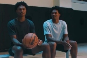 誰(shuí)更受母親喜愛(ài)？奧薩爾：肯定是我 她總和我說(shuō)“別告訴阿門”