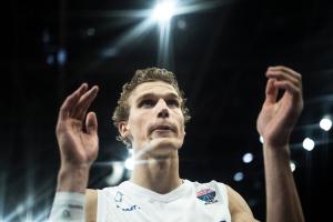 在爵士憋壞了~馬爾卡寧歐錦賽2戰(zhàn)場(chǎng)均僅打27.8分鐘 狂轟35.5分3斷