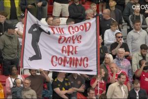 力挺!曼聯(lián)球迷舉橫幅“好日子來(lái)了” 呼應(yīng)阿莫林上賽季末主場(chǎng)演講