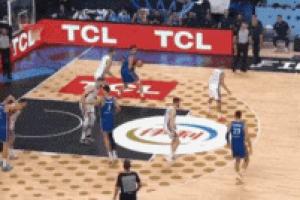 波津成功單防約基奇&回過頭雙手炸扣 場邊美女球迷興奮慶祝