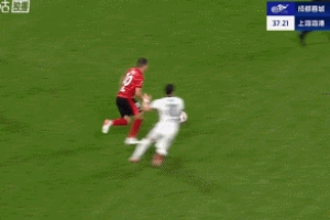 動(dòng)作稍大！楊世元亮鞋底飛鏟羅慕洛，外籍主裁果斷掏出黃牌