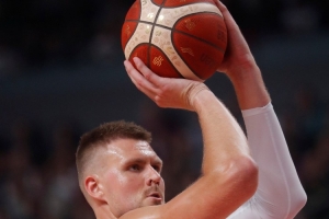 出現(xiàn)7次失誤！波爾津吉斯打趣：主場(chǎng)球迷壓迫感太強(qiáng)了