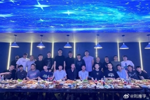 劉雁宇更博曬昔日隊(duì)友合照：聚也不是開始 散也不是結(jié)束！