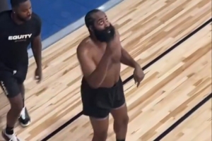 備戰(zhàn)新賽季！女友曬哈登赤裸上身訓練視頻 腹部平坦沒有贅肉