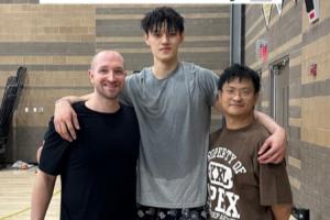 將加盟籃網！訓練師曬和曾凡博合照：你該去布魯克林辦正事啦！